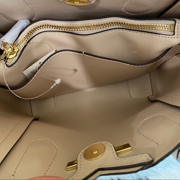 Michael Kors Mae small messenger bag - Picture 8 of 13